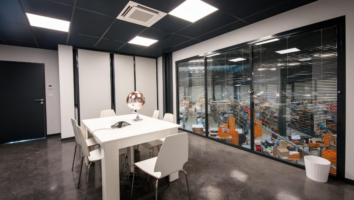 Porte filo muro per open space: dividere gli ambienti senza spezzare il flusso visivo - 
