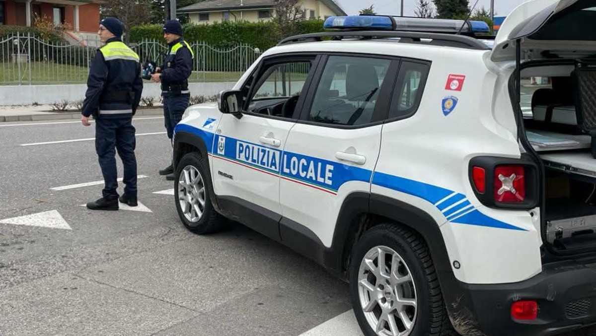 Guida un ciclomotore senza patente, casco e assicurazione: maxi multa da 6.390 euro - 
