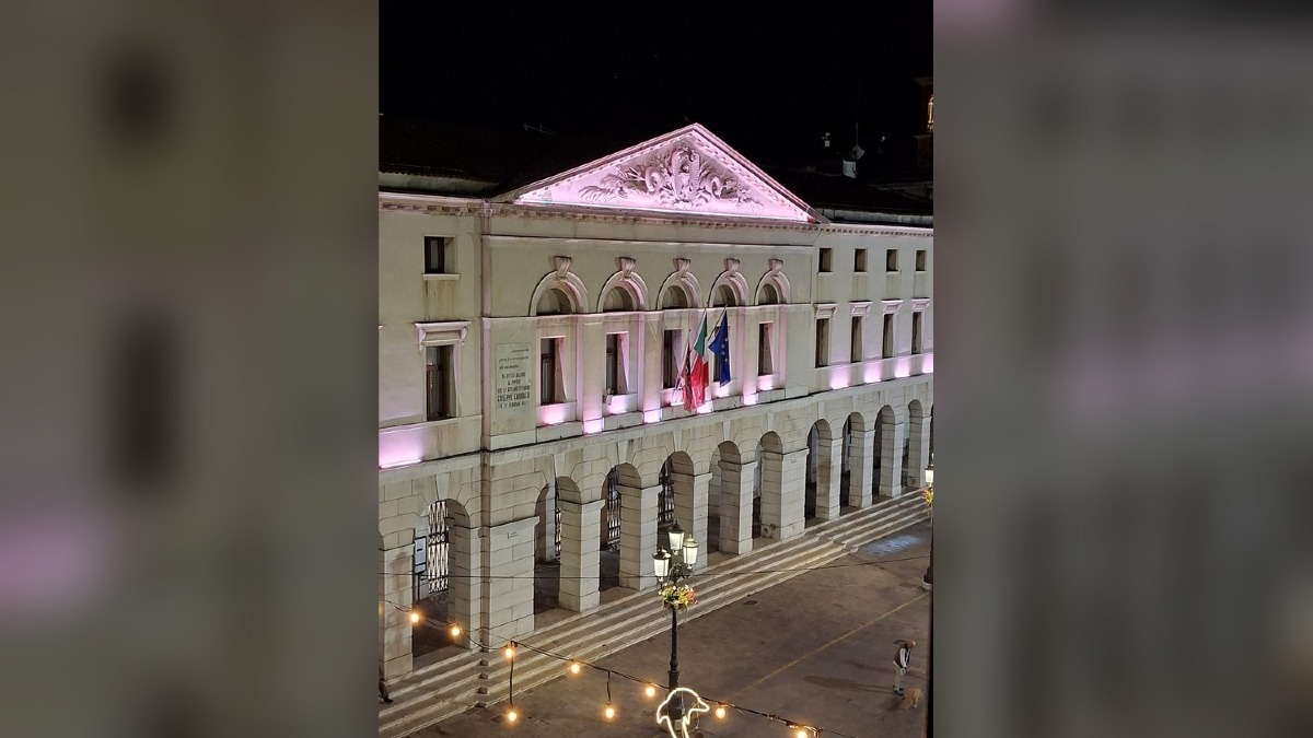 Monfalcone illumina il municipio di rosa per la campagna Nastro Rosa AIRC - 