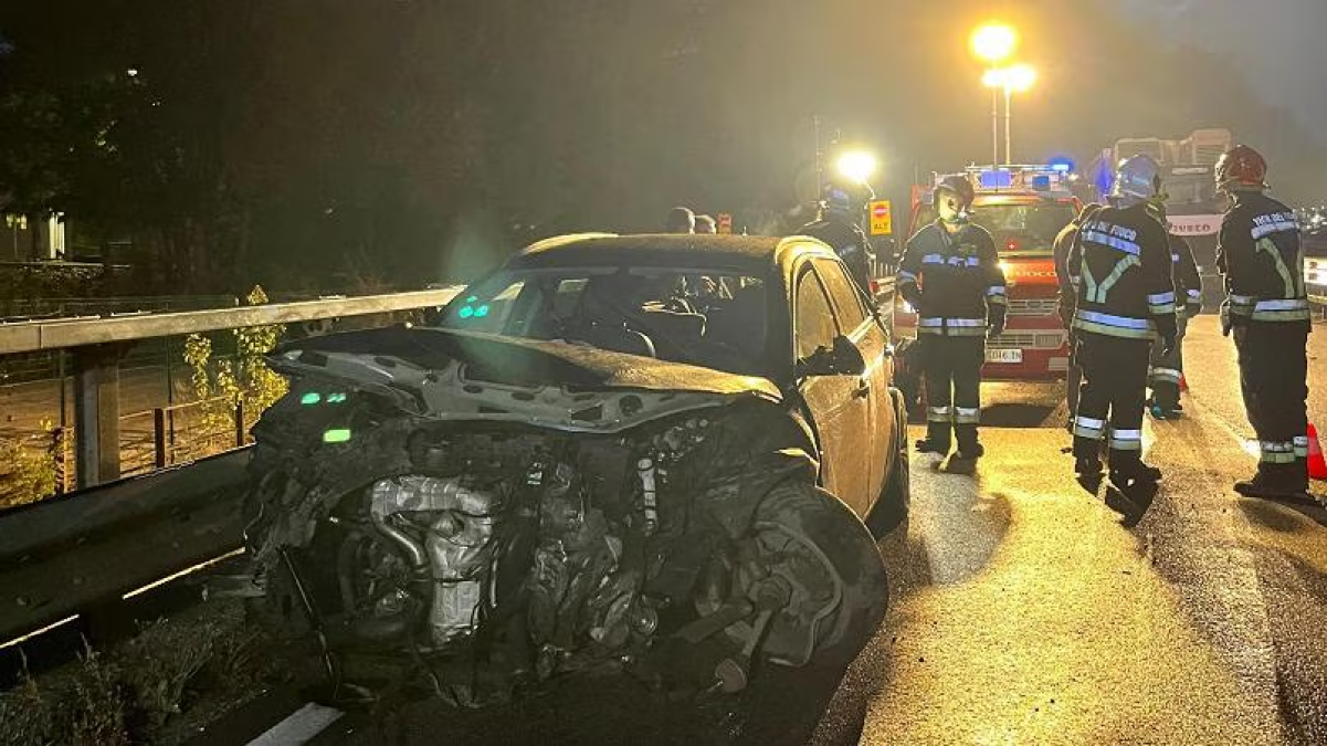 Auto fuori strada all’alba: due giovani in codice rosso, traffico in tilt - Le immagini dei Vigili del Fuoco
