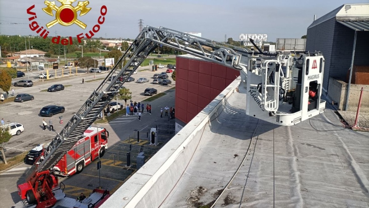 Incendio al Piazzagrande: centro commerciale evacuato e chiuso per la giornata - 