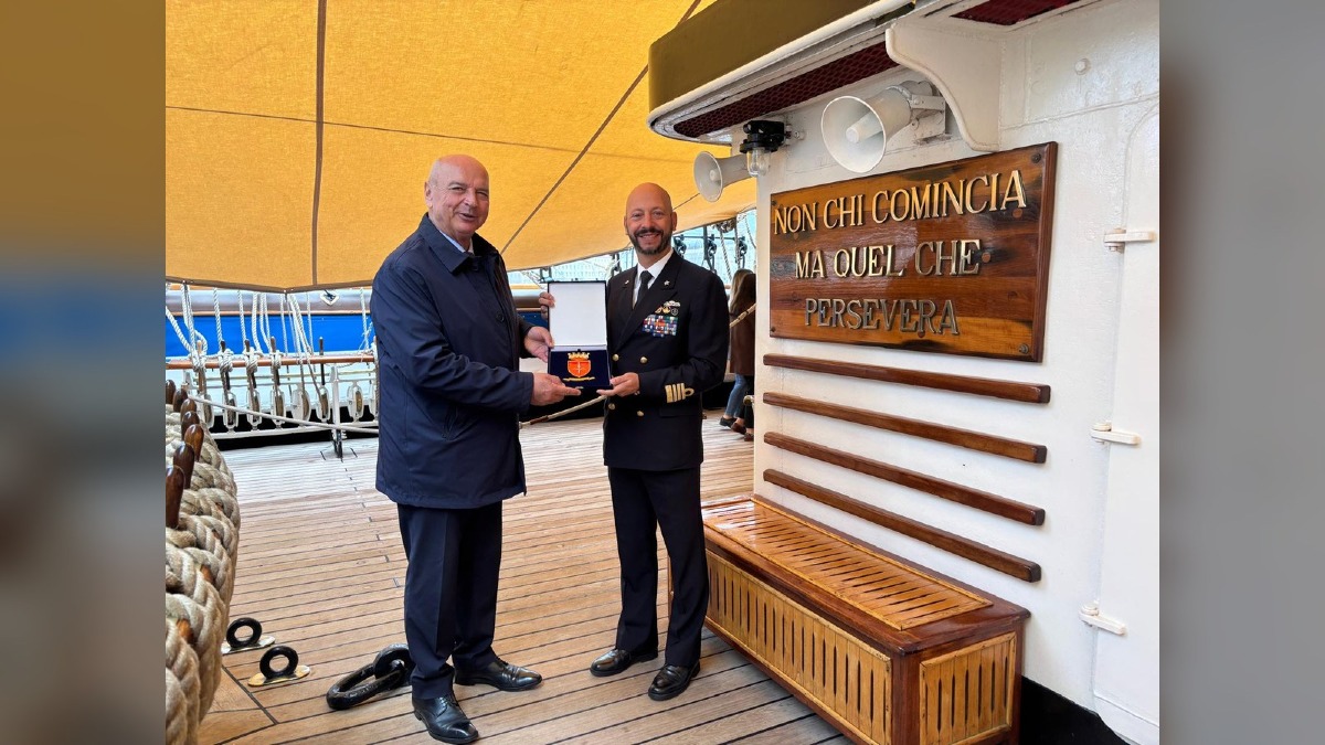 Trieste, incontro a bordo della Vespucci: il sindaco scambia i crest con il comandante - 
