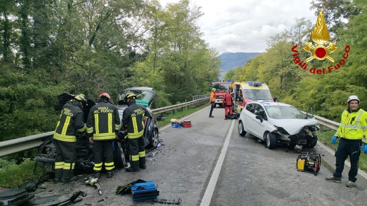 Violento incidente sulla SR 464 a Fanna: due persone incastrate nell’abitacolo - 