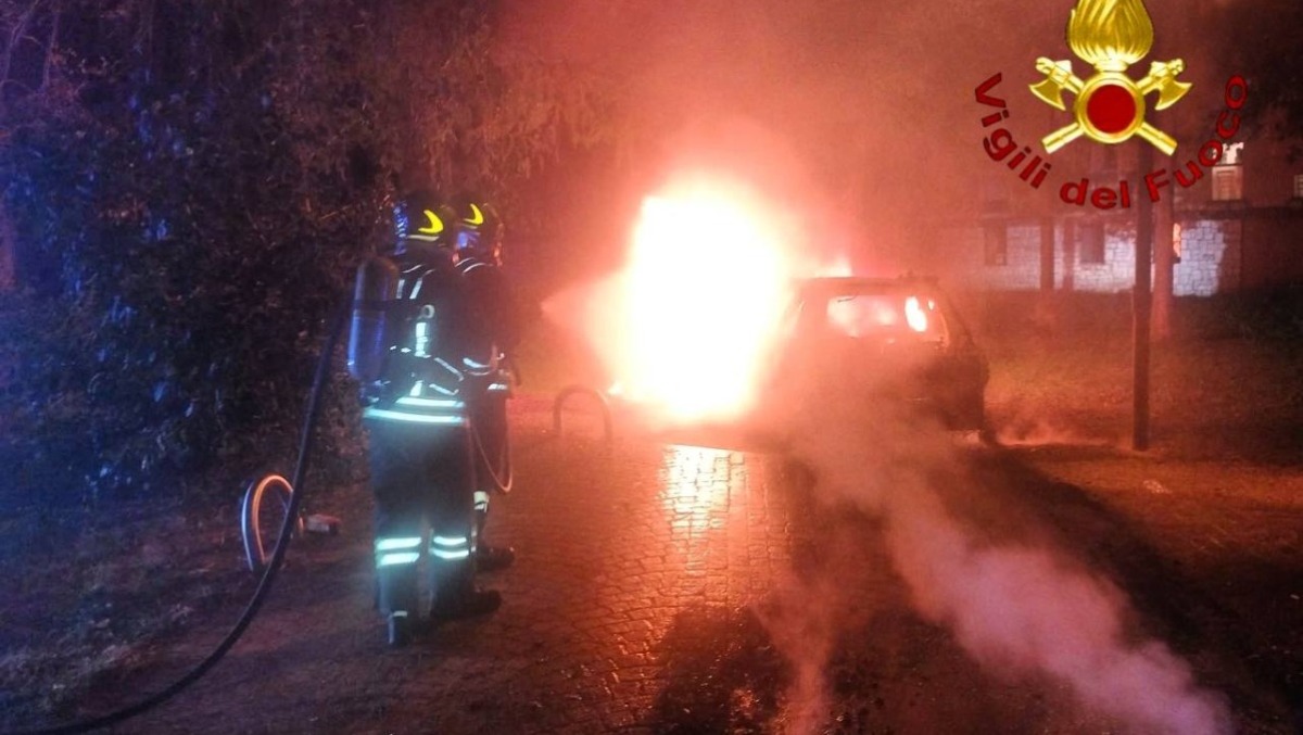 Auto in fiamme improvvisamente alle 5.15: intervengono i vigili del fuoco - 