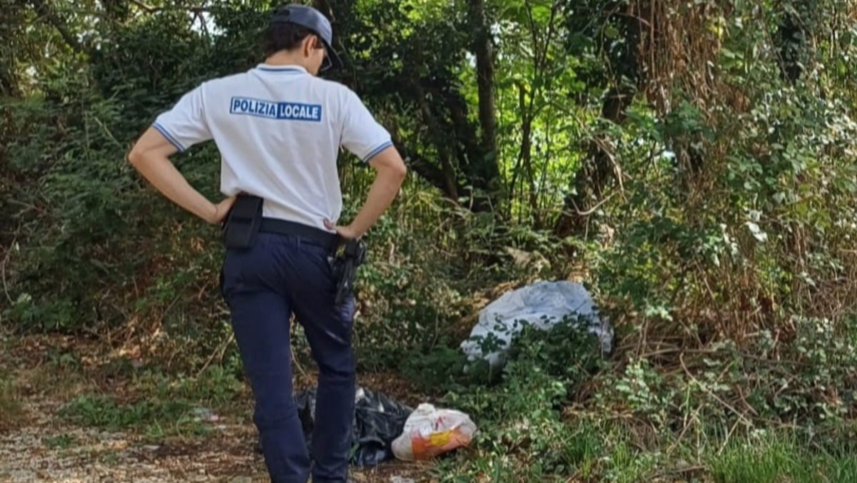 Aviano, scarica i rifiuti vicino al torrente: beccato, multa di 4.500 euro - 