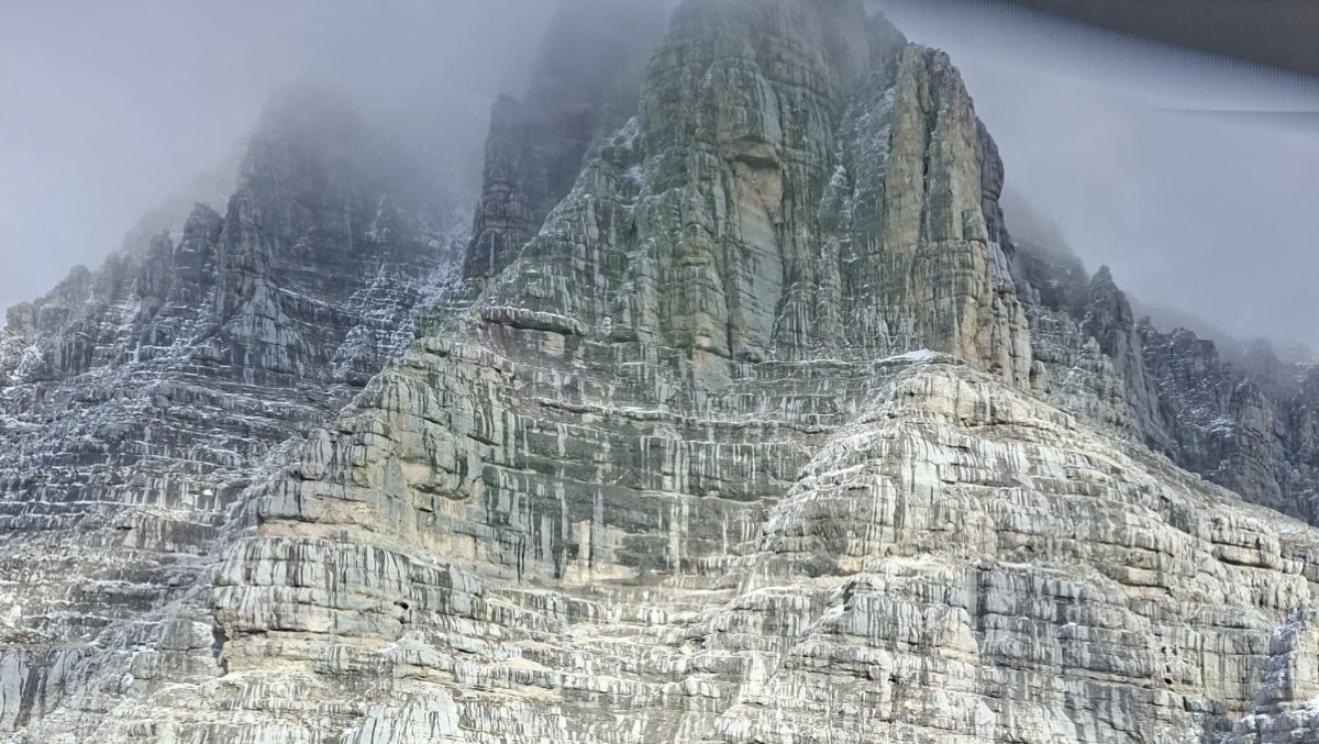 Neve sul sentiero esposto del Montasio: quattro giovani bloccati a 2.300 metri - 