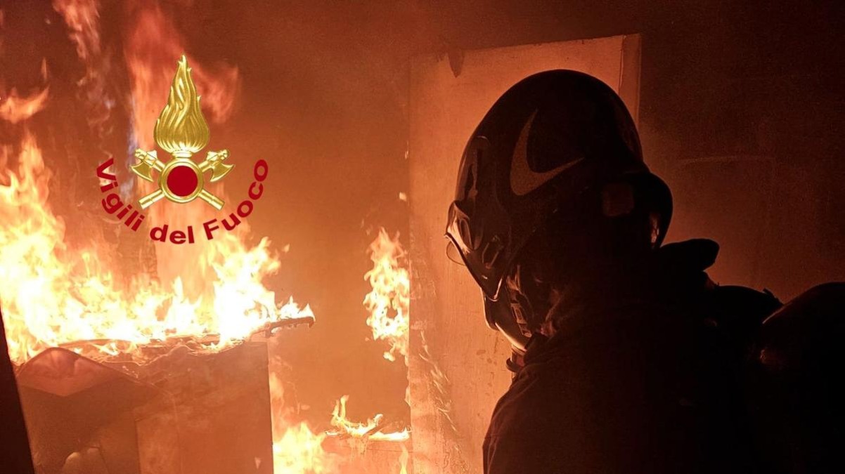 Incendio all’alba nella casa in montagna: muore un uomo di Udine | VIDEO - 