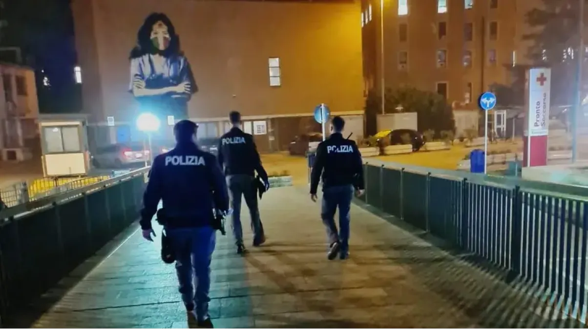 Rompe la mandibola alla moglie, poi si presenta da lei in ospedale | VIDEO - 