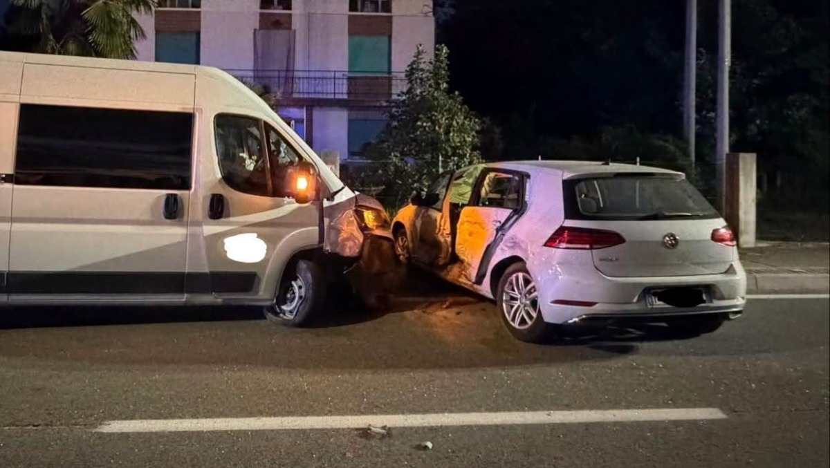 Svolta verso casa, scontro con un furgone in sorpasso: ferita una donna a Morsano - 