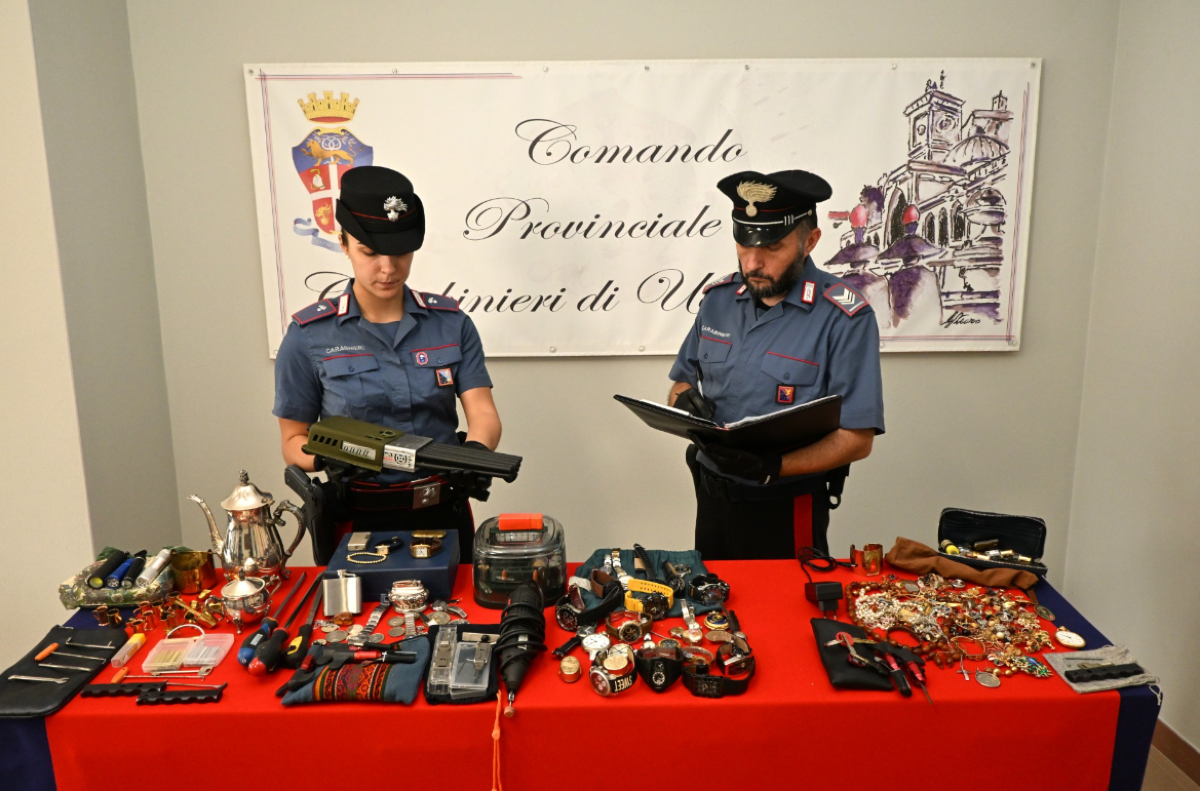 Arrestati per tentato furto, poi la scoperta: un garage pieno di gioielli e strumenti da scasso | VIDEO - 