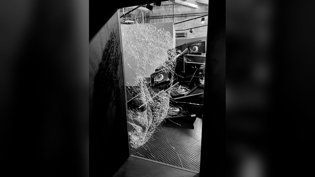 Casarsa, Simon Berger dona al Comune il ritratto in vetro di Pasolini - 