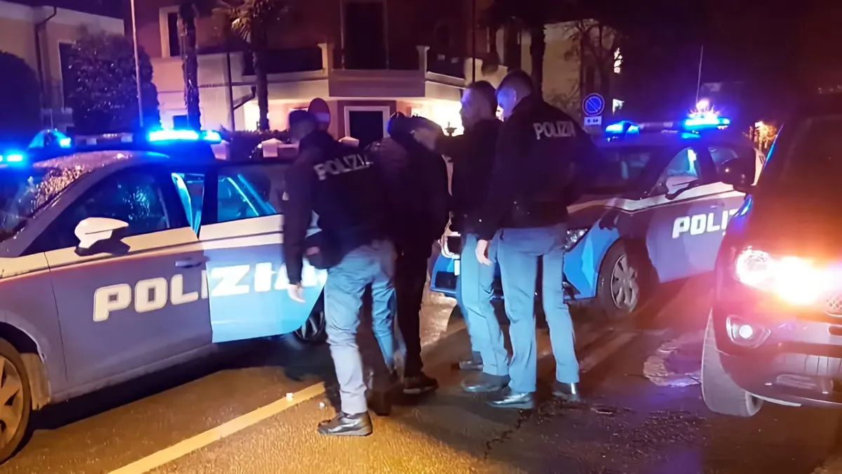 Trovano il figlio 13enne nel bagno con un adulto: arrestato 40enne per violenza sessuale - 