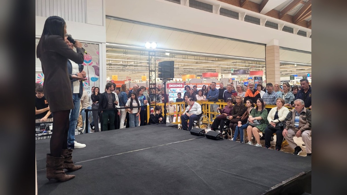 Juliana Moreira a Villorba per il compleanno di Panorama: folla e origini venete - 