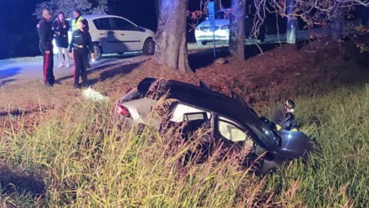 Auto nel fosso dopo lo scontro: conducente liberato dalle lamiere nella notte  - 