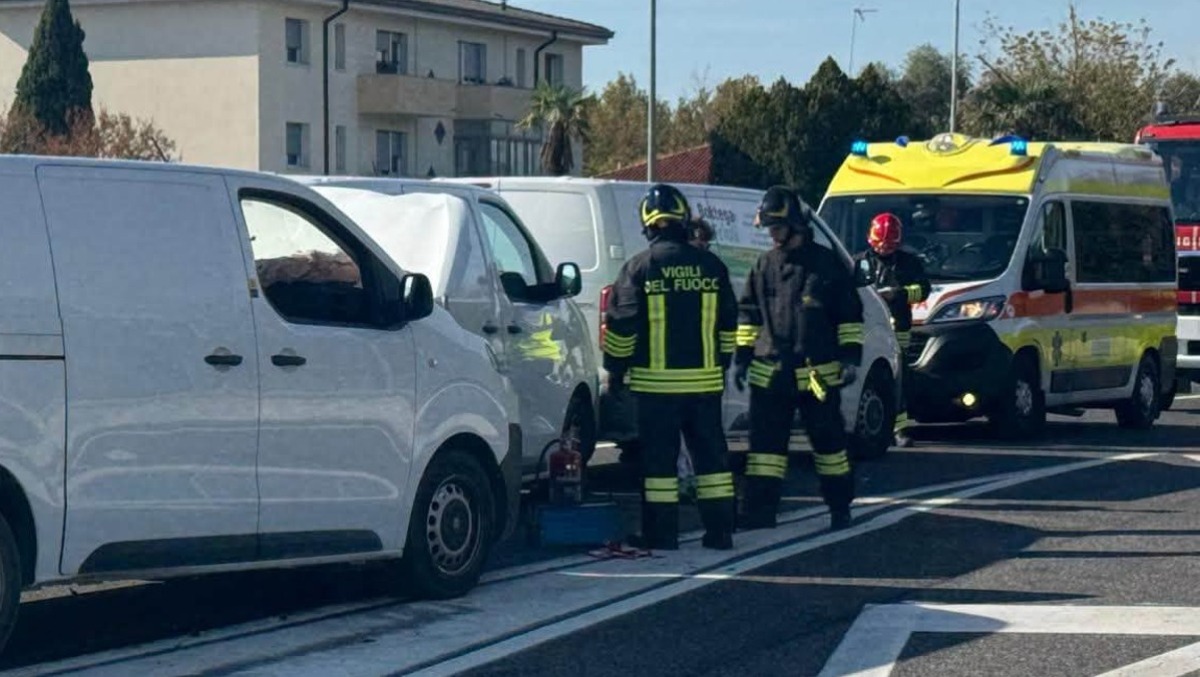 Fiume Veneto, tamponamento tra tre furgoni Amazon sulla Pontebbana: ferita una conducente - 