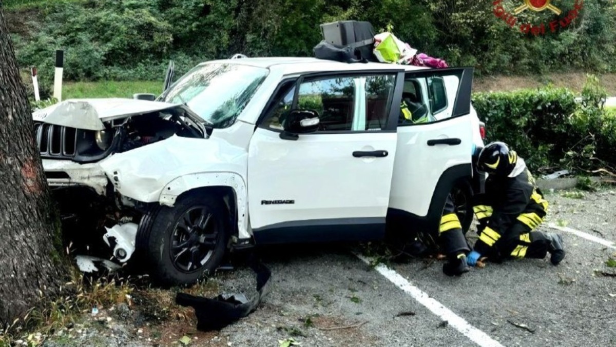 Finisce contro un albero nel piazzale di un ristorante: tre persone coinvolte