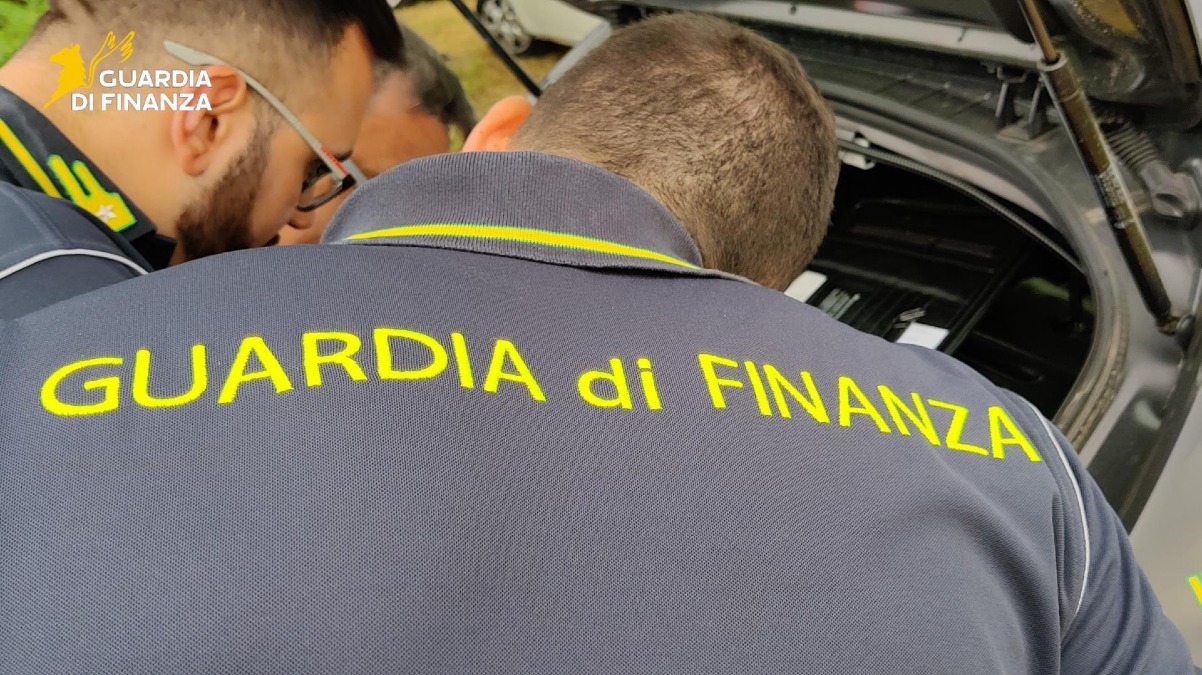 Droga, contanti e una fidanzata minorenne coinvolta: scattano i domiciliari - 