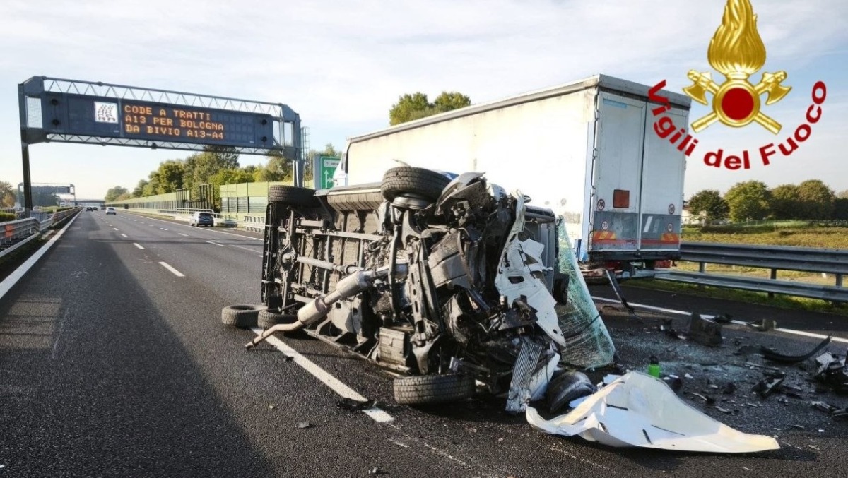 Scontro tra tre mezzi in A27: furgone carico di vernici si ribalta, tre feriti - 