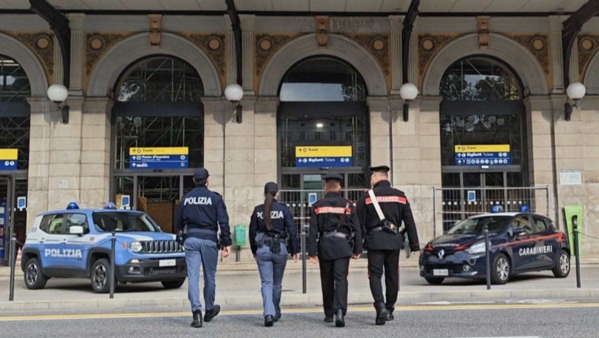 Arriva in treno da Napoli, poi la truffa a Trieste, ma appena arriva in stazione gli agenti lo scoprono - 