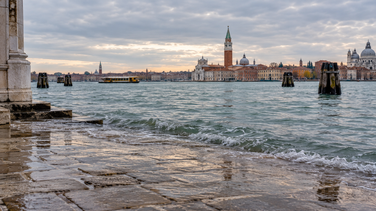 Marea a Venezia fino a 90 centimetri: cosa controllare e come muoversi con il MOSE attivo - 