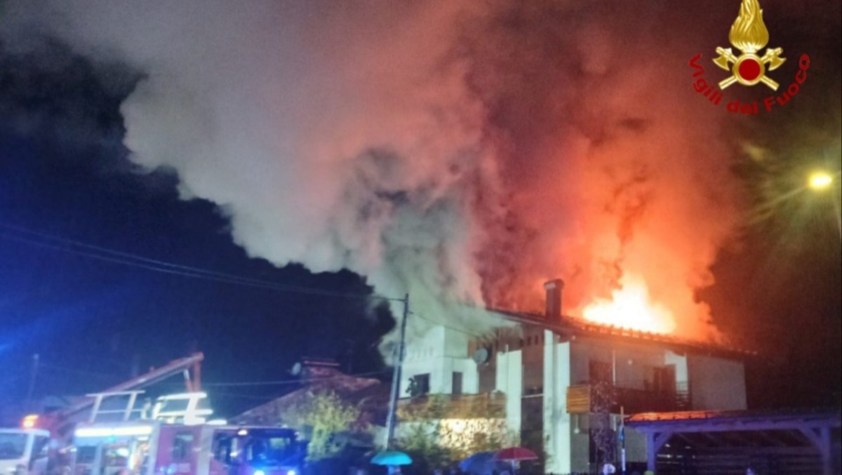 Tetto avvolto dalle fiamme a Tarvisio: pompieri al lavoro tutta la notte | VIDEO