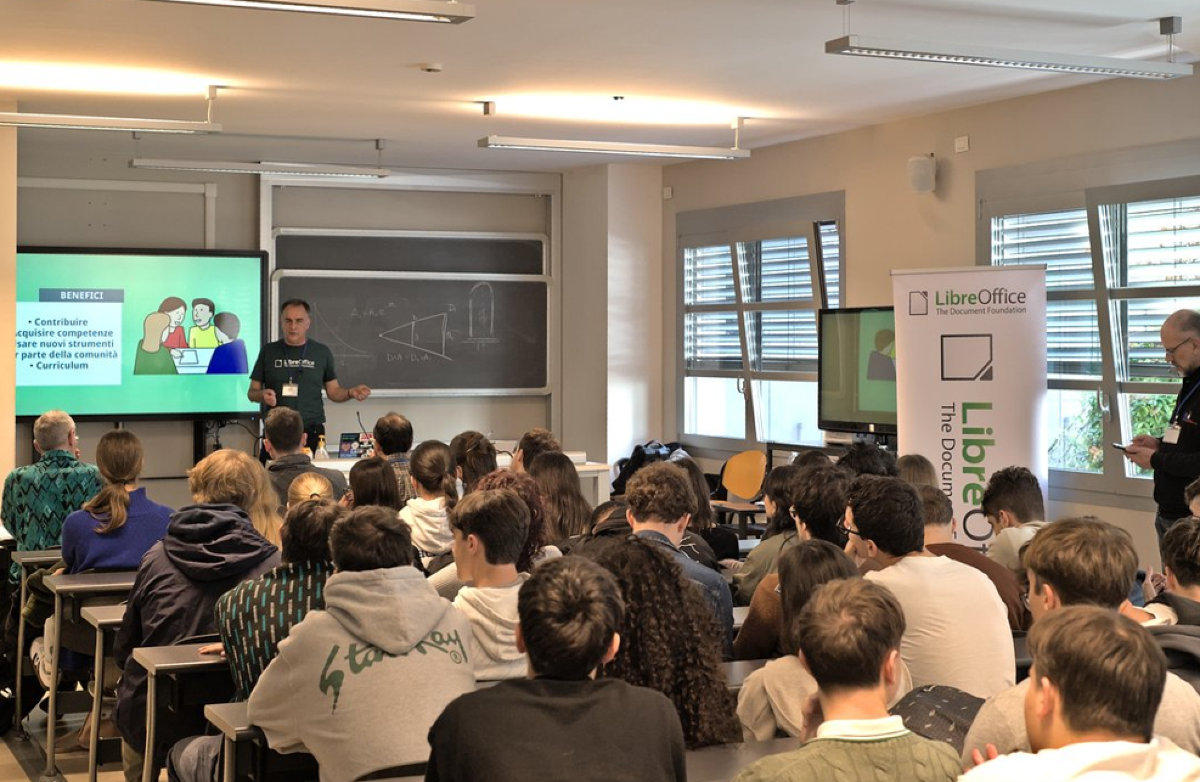 Oltre 400 studenti al Linux Day di Pordenone: una giornata per capire e sperimentare la tecnologia - 