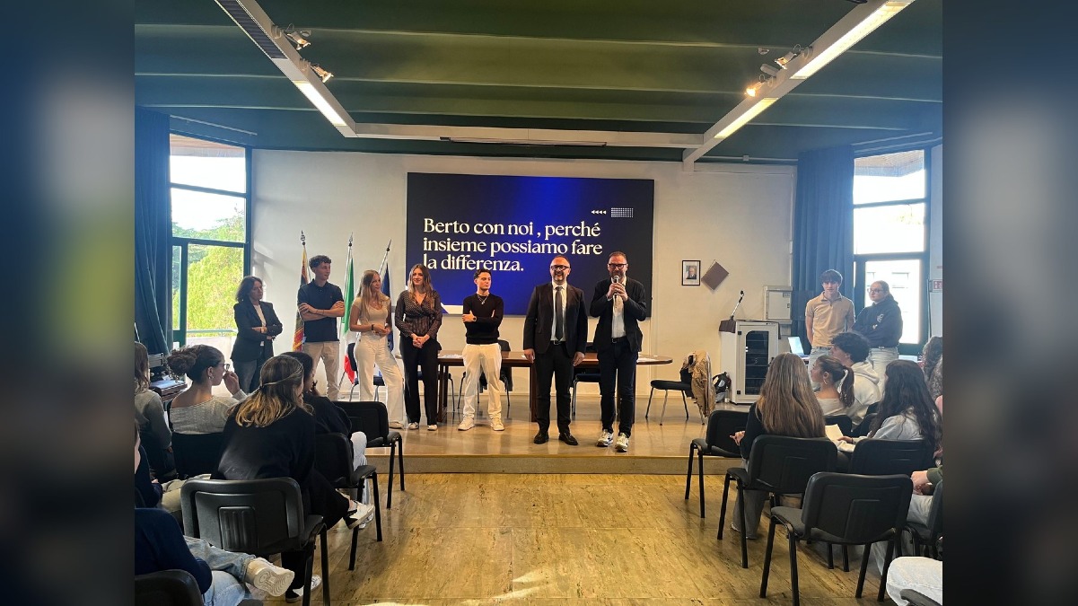 Donadel visita il liceo Berto di Mogliano Veneto e rilancia sugli edifici scolastici - 