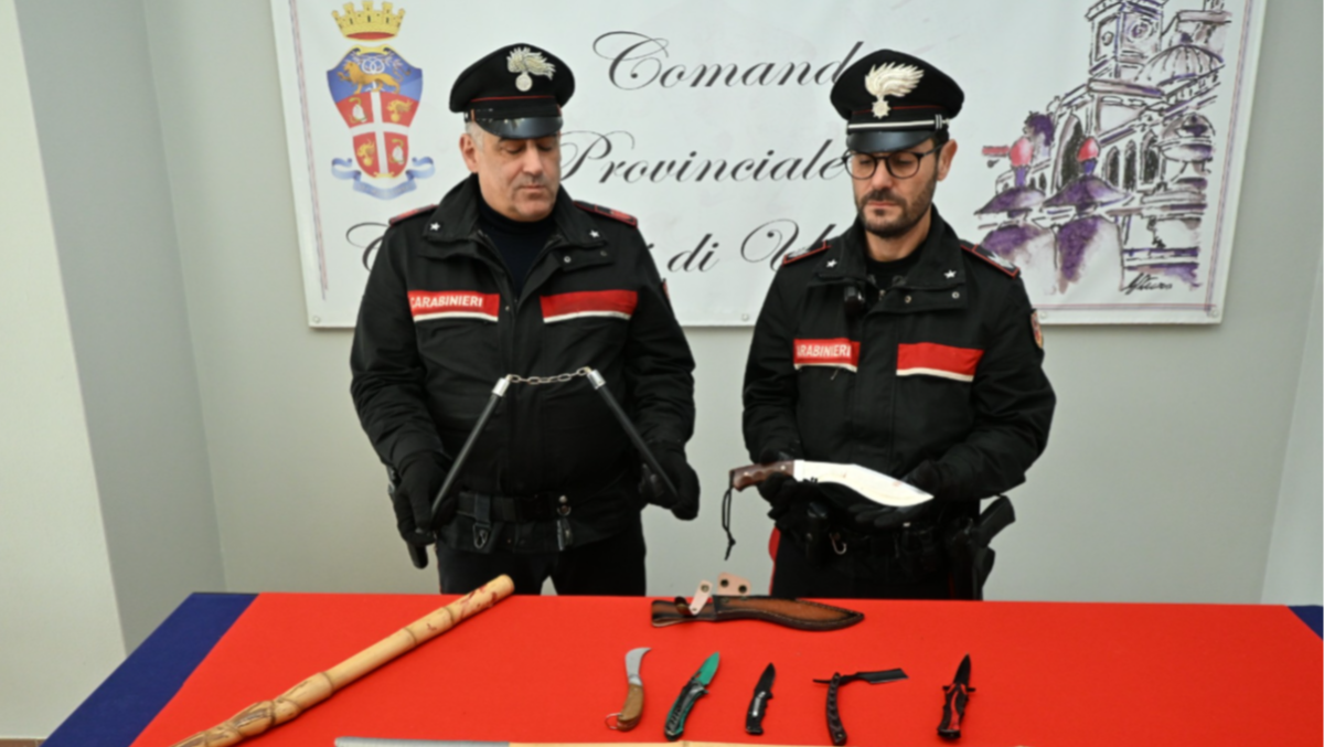 Danneggia le auto con due coltelli in mano: i Carabinieri lo bloccano, poi la scoperta in casa - 
