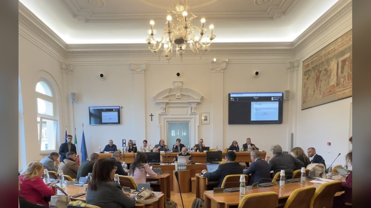 Monfalcone approva il Regolamento sui dehors e propone un fondo per i commercianti - 