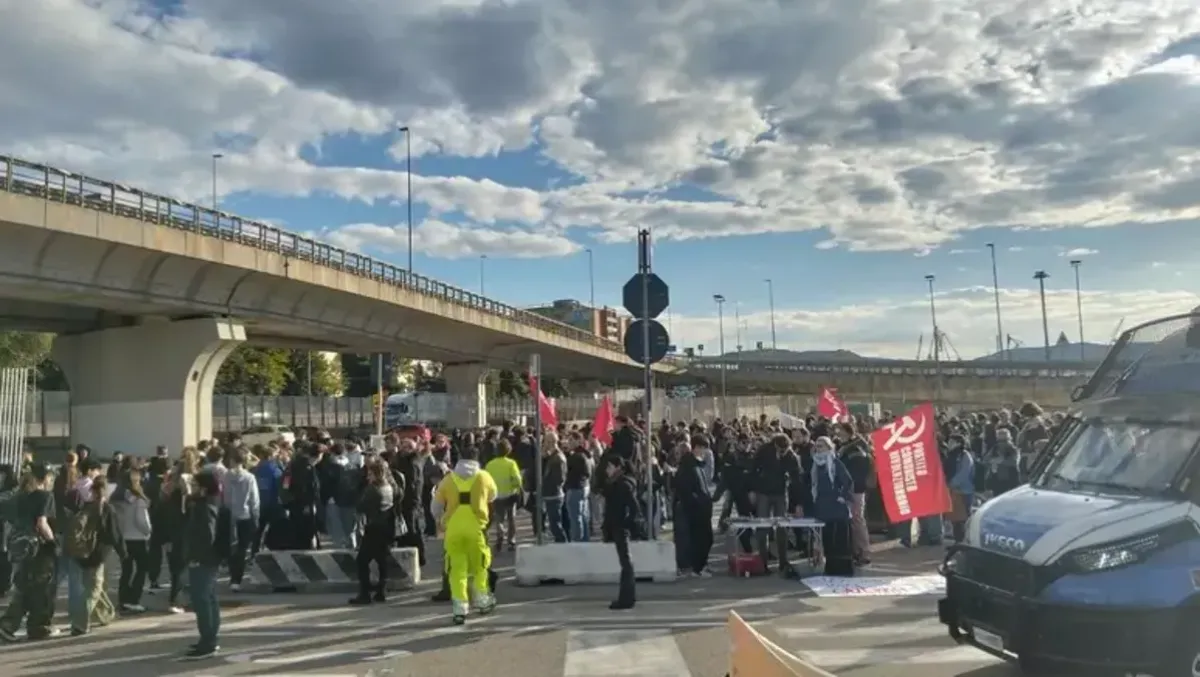 Trieste, centinaia al corteo contro carovita e riarmo: studenti e bandiere verso il centro