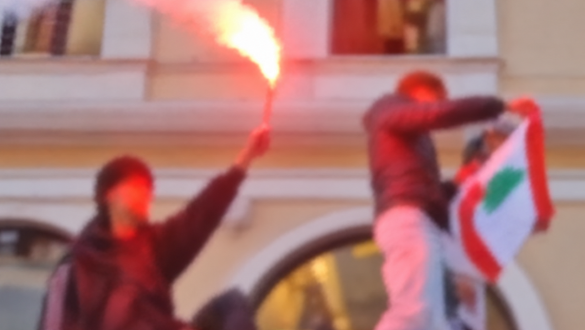 Manifestazioni in tutto il Veneto: a Padova ragazzi sulle pensiline del tram con i fumogeni