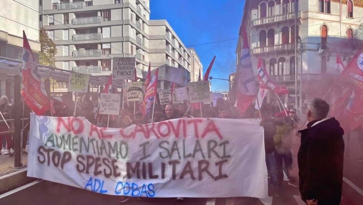 Tensioni ai cortei in Veneto: idranti a Vicenza e manganelli a Mestre | VIDEO - Il corteo a Padova