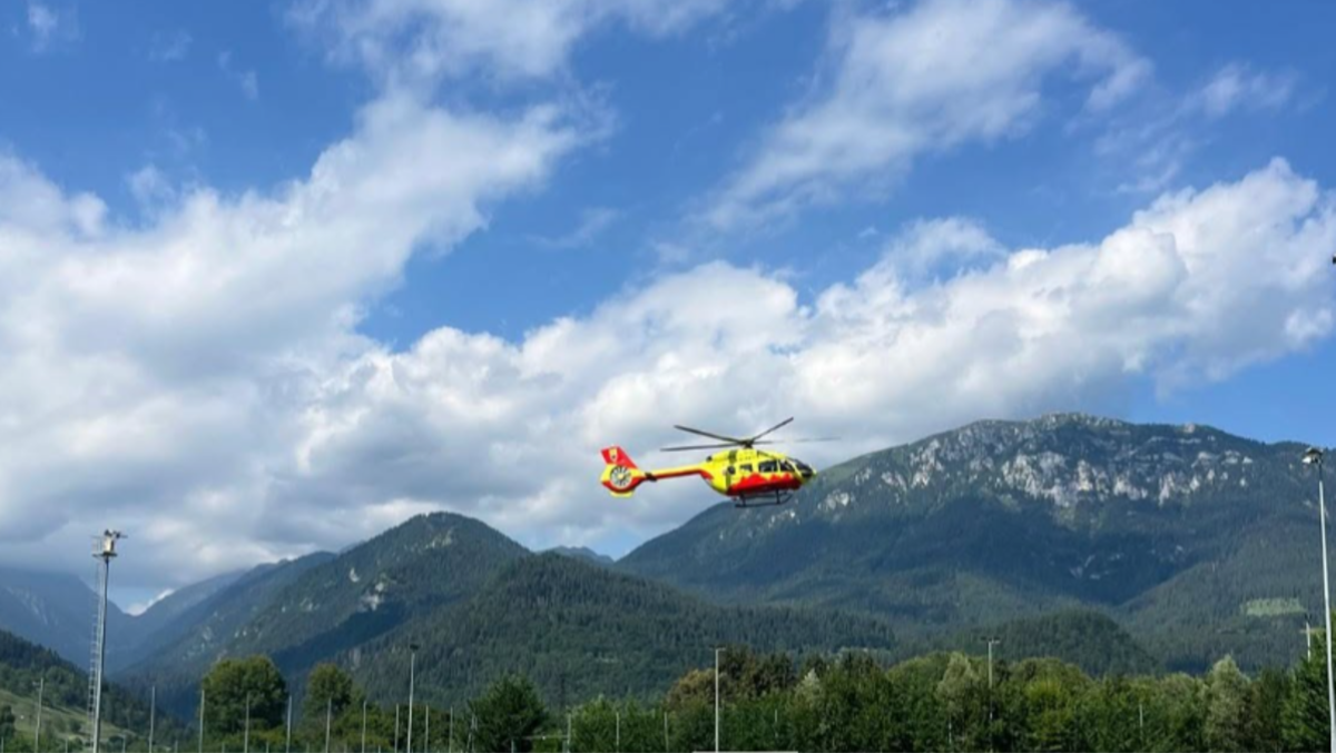 L’albero lo travolge e lo trascina per 20 metri: boscaiolo intrappolato sotto il tronco - 