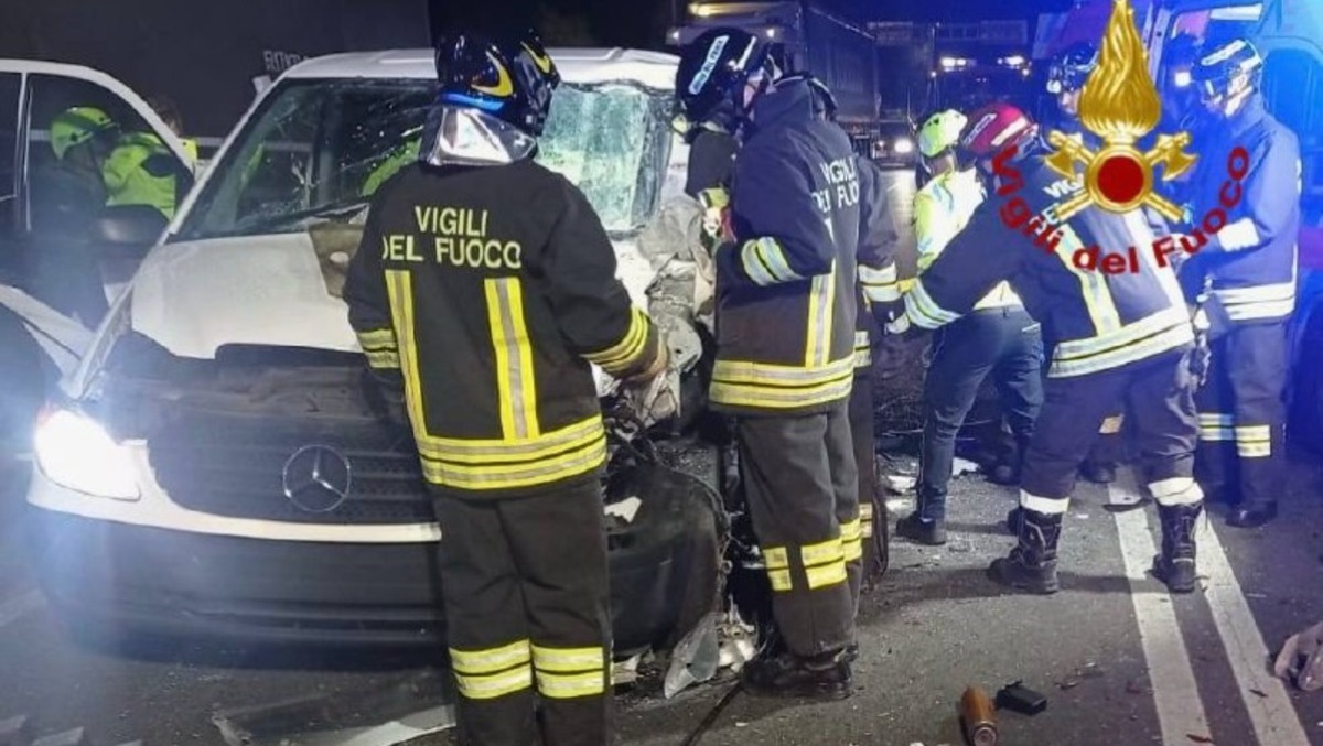 Campodarsego, traffico in tilt sulla SR308 dopo lo schianto tra un mezzo pesante e un furgone