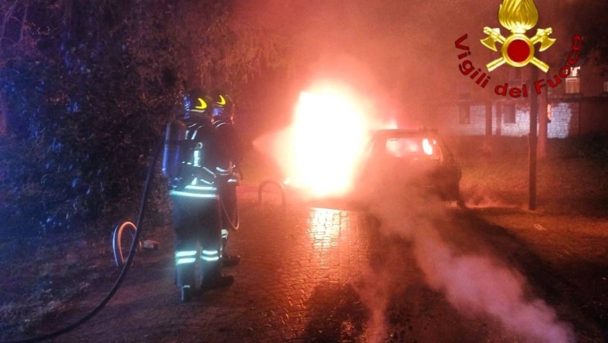 Montebelluna, vettura distrutta dal fuoco all’alba in via Monte Valbella - 