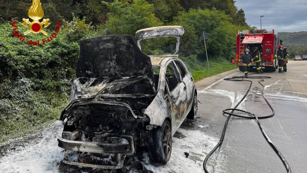 Altavilla Vicentina, principio d’incendio in auto: la conducente si ferma in tempo e si salva