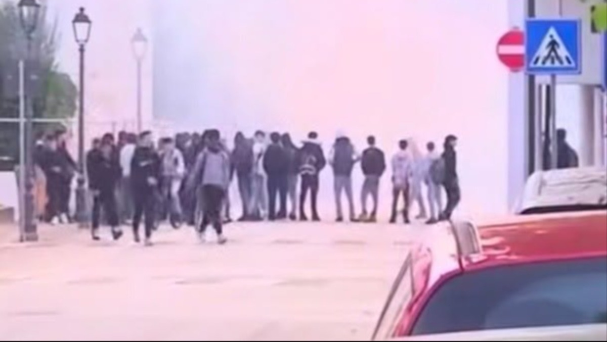 San Vito al Tagliamento, protesta davanti all’istituto professionale: petardi e fumo all’esterno - 