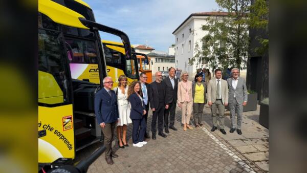 Due bus ATAP con il marchio Pordenone 2027 sulle strade di Italia ed Europa
