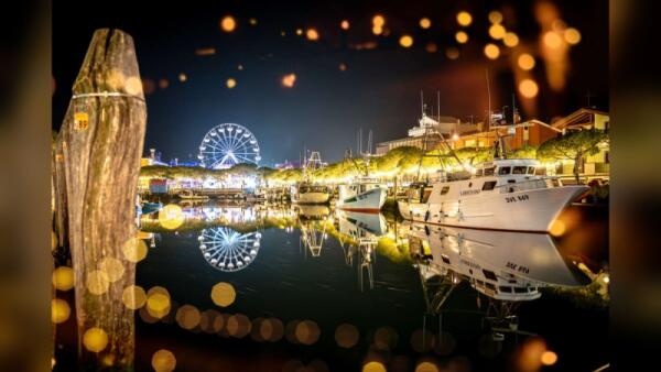 A Caorle il Natale guarda il mare: tra luci in centro e resort family, dicembre punta su relax e vacanze