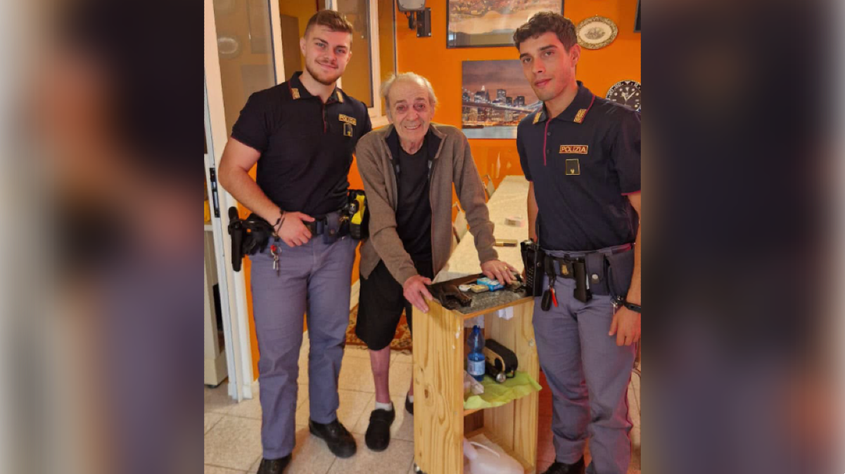 Pordenone, a 84 anni chiama il 112 per parlare con qualcuno: gli agenti restano con lui - 