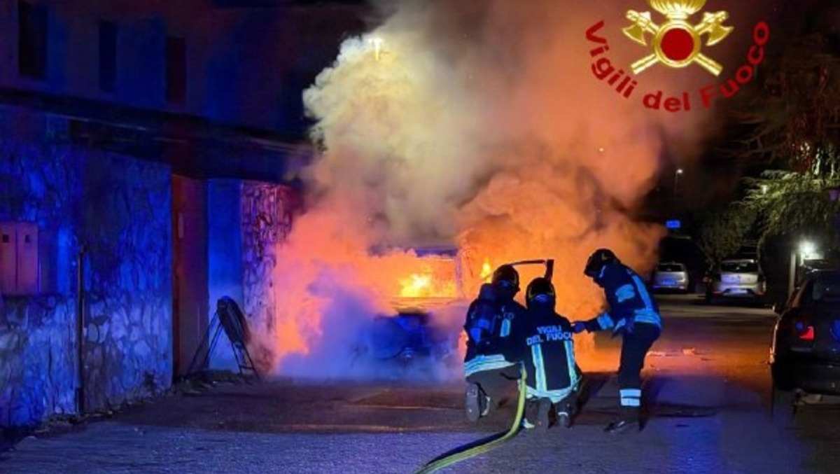 Negrar, vettura distrutta dal fuoco a San Vito: evitati danni alle case vicine - 