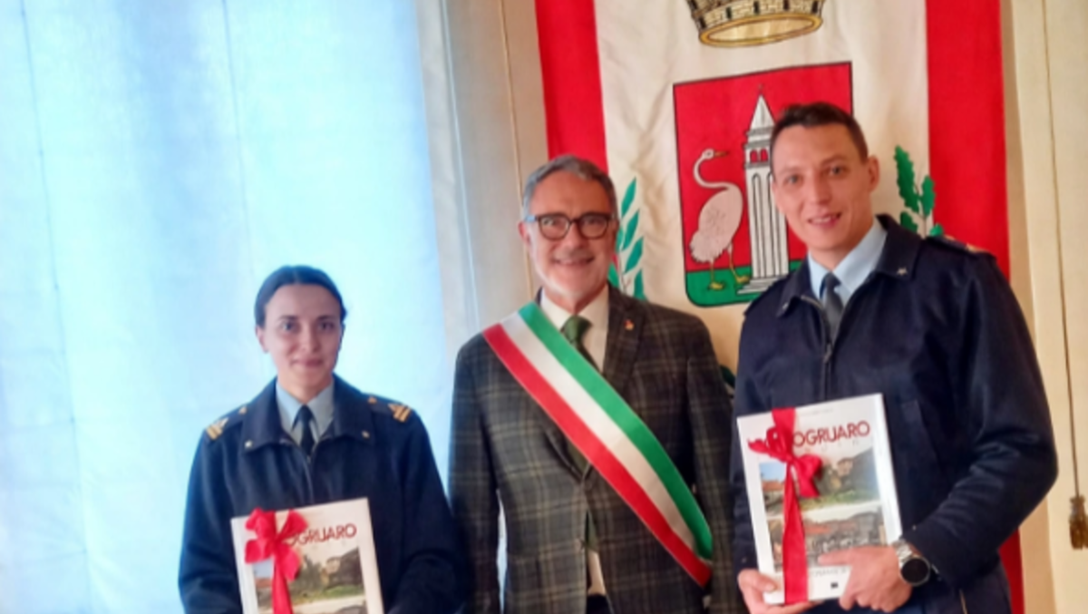 Cambio al vertice della Squadriglia Radar di Portogruaro, il Comune conferma il dialogo con la base - Il sindaco di Portogruaro Luigi Toffolo con il nuovo Comandante della 113^ Squadriglia Radar Remota, Tenente Giulia Castagneri (a sinistra), e il Comandante uscente Maggiore Stefano Perfetto