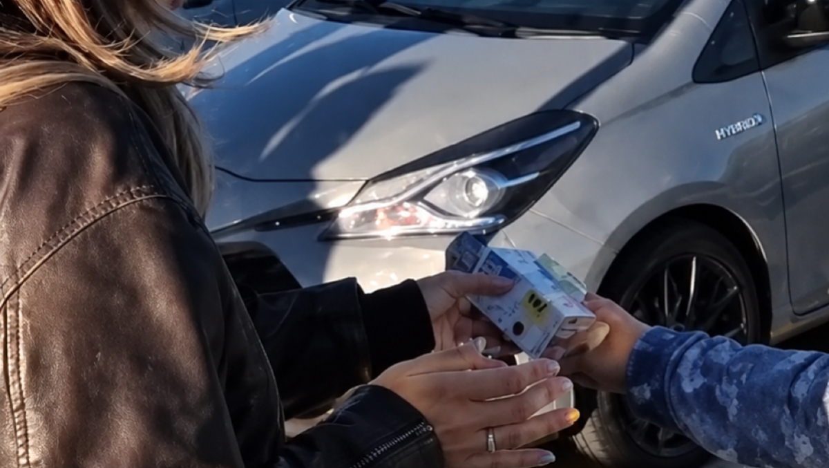 Sacile, protesta davanti alla primaria di via Flangini: Forza Nuova distribuisce snack con prosciutto - 