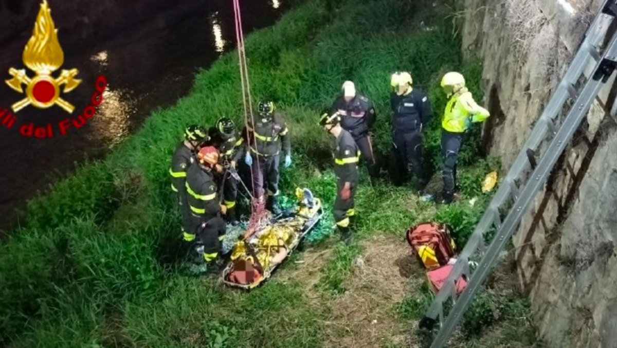 Vicenza, recupero notturno vicino al Ponte degli Angeli: persona finisce sulla riva del Bacchiglione - 