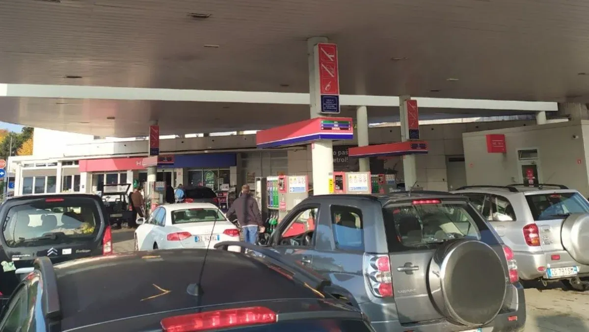 Carburanti, il mini-taglio sloveno non basta da solo: per molti friulani decide lo sconto FVG - 