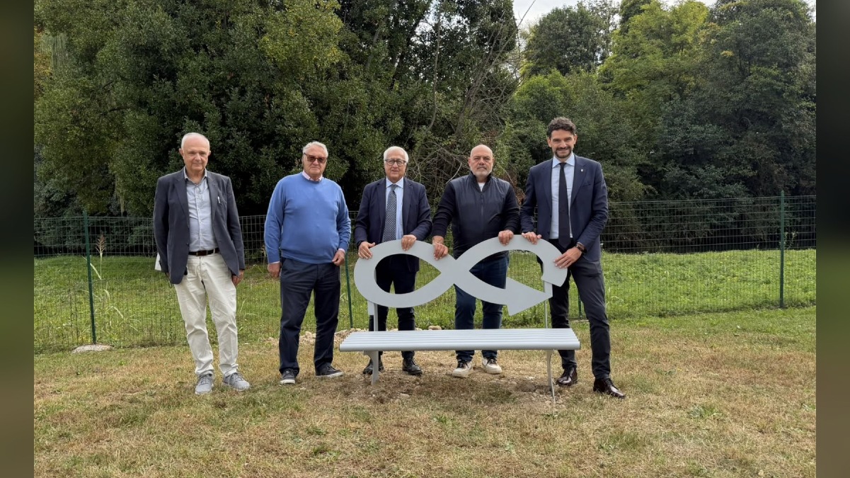 Pordenone, al Parco del Seminario trova posto Steelosa: una panchina che racconta il valore del riciclo - 