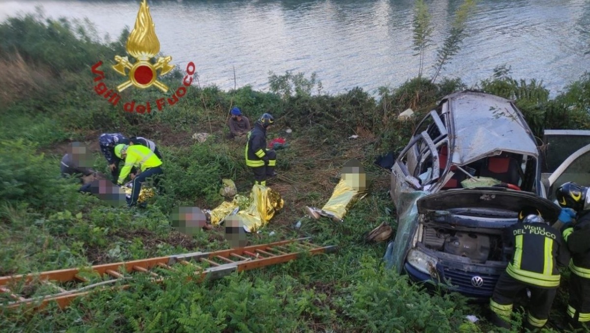 Rosolina, van finisce fuori carreggiata in via Adige: sette feriti, uno trasferito in elicottero - 