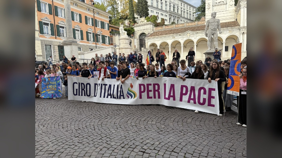 A Udine la Lampada di Assisi passa di mano ai ragazzi: in 250 nel percorso cittadino dedicato alla pace - 
