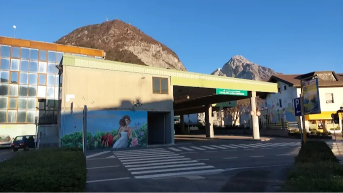 Tolmezzo, tensione all’autostazione: 58enne fermato con una motosega - 