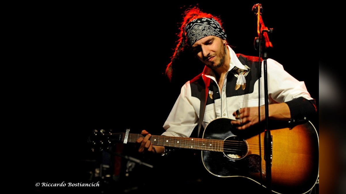 Colugna, al Teatro Bon arriva il viaggio musicale di Anthony Basso tra miti e crepe dell’America - 